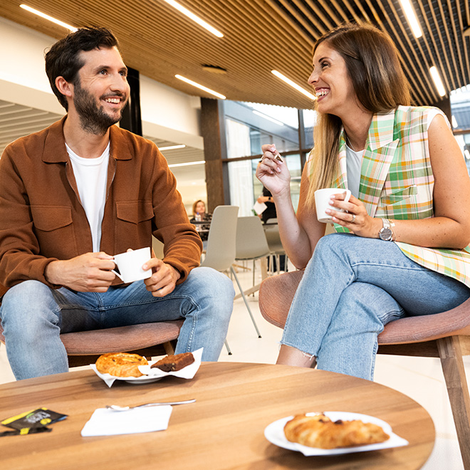 twee collega's die koffie drinken