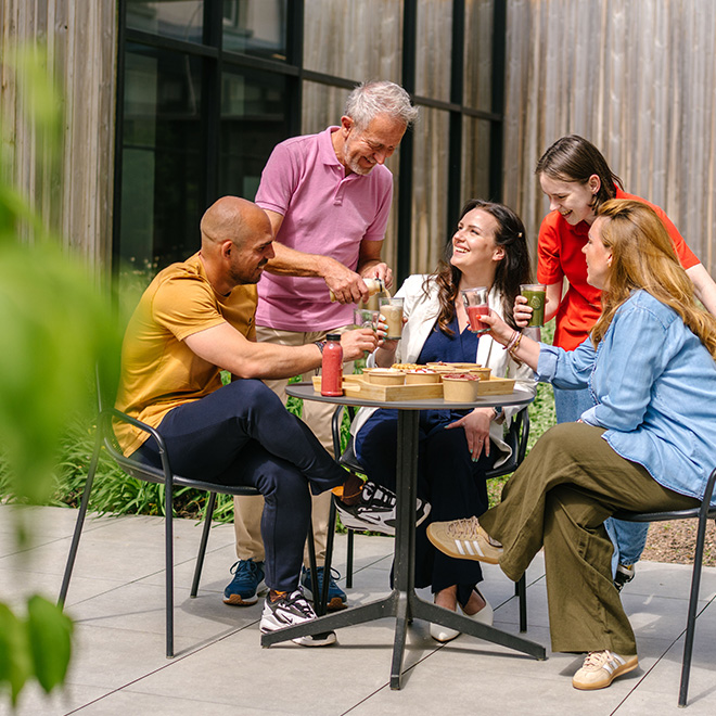 twee collega's die pingpong spelen
